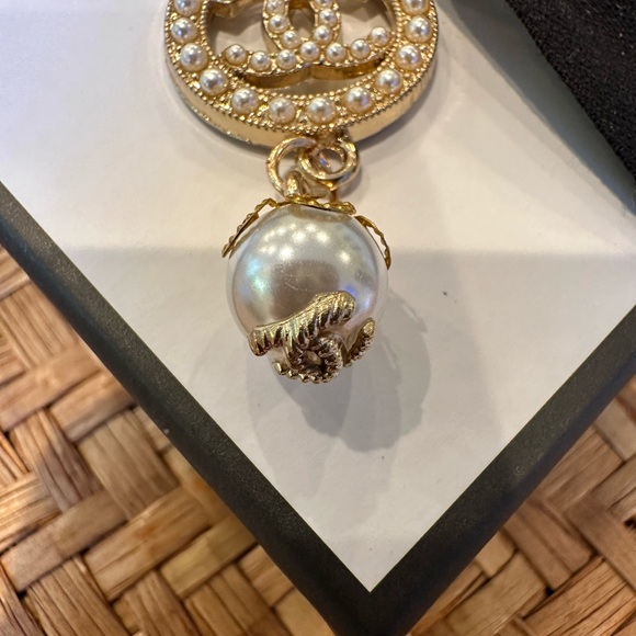 - Chanel Zipper Pull Button Gold Metal Faux Pearl Charm - Picture 5 of 5